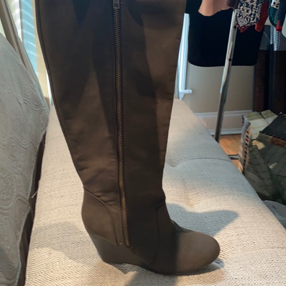 Shoes - Women’s FERGIE  7.5 wedge boot